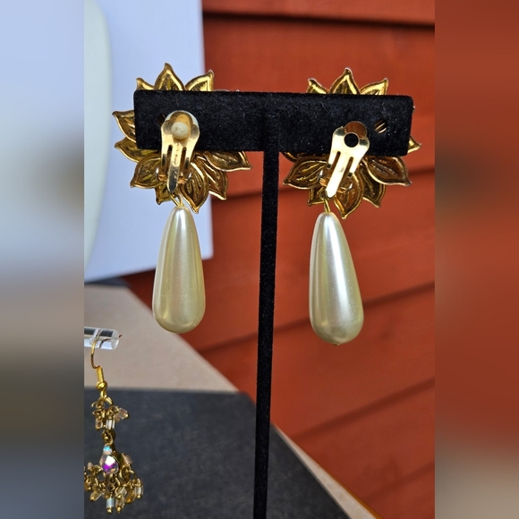 Vintage Black Gold Metal Floral Drop Fuax Pearl Clip On Earrings - Picture 7 of 15